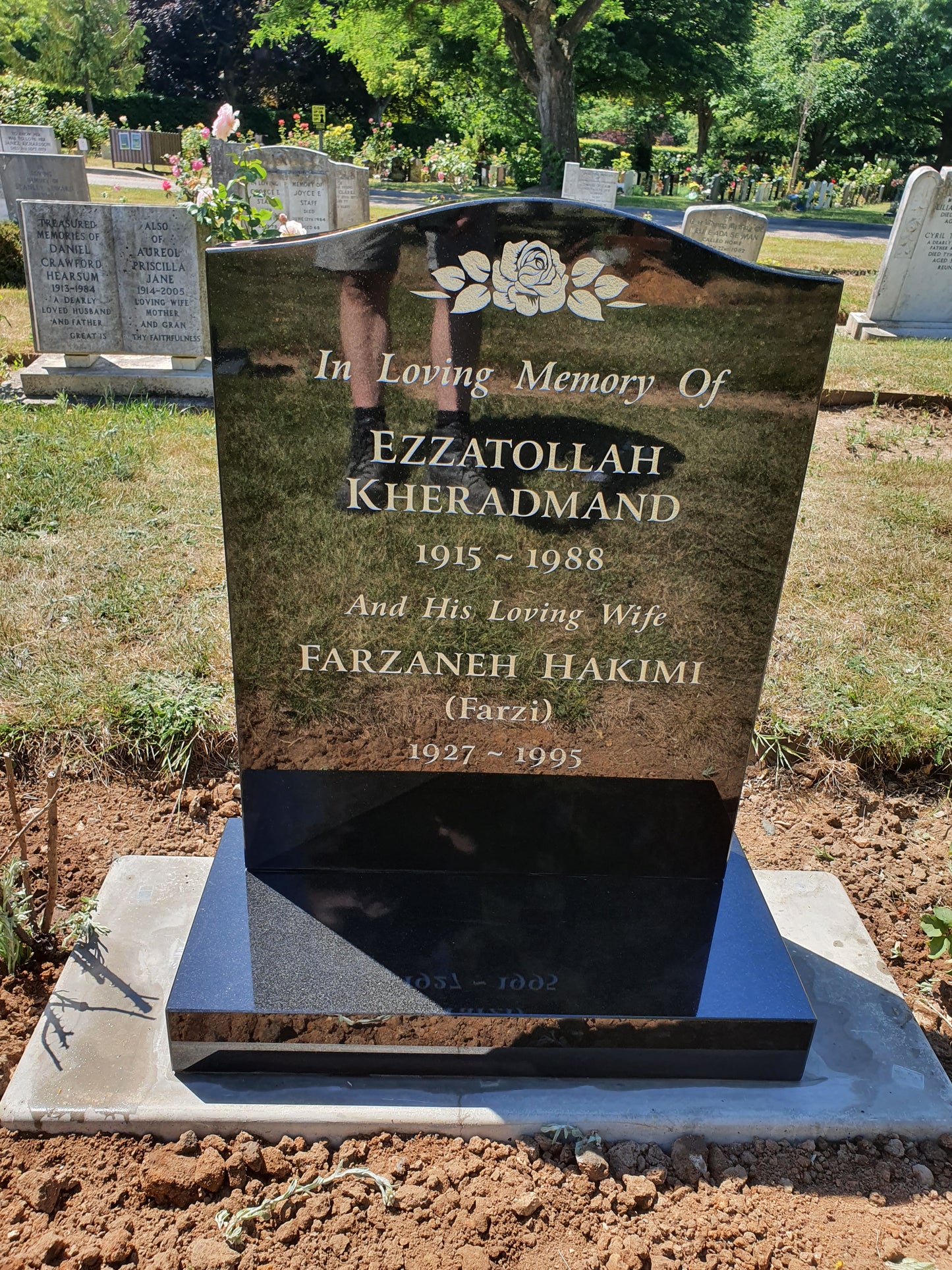 Ogee shaped memorial with optional pin line design