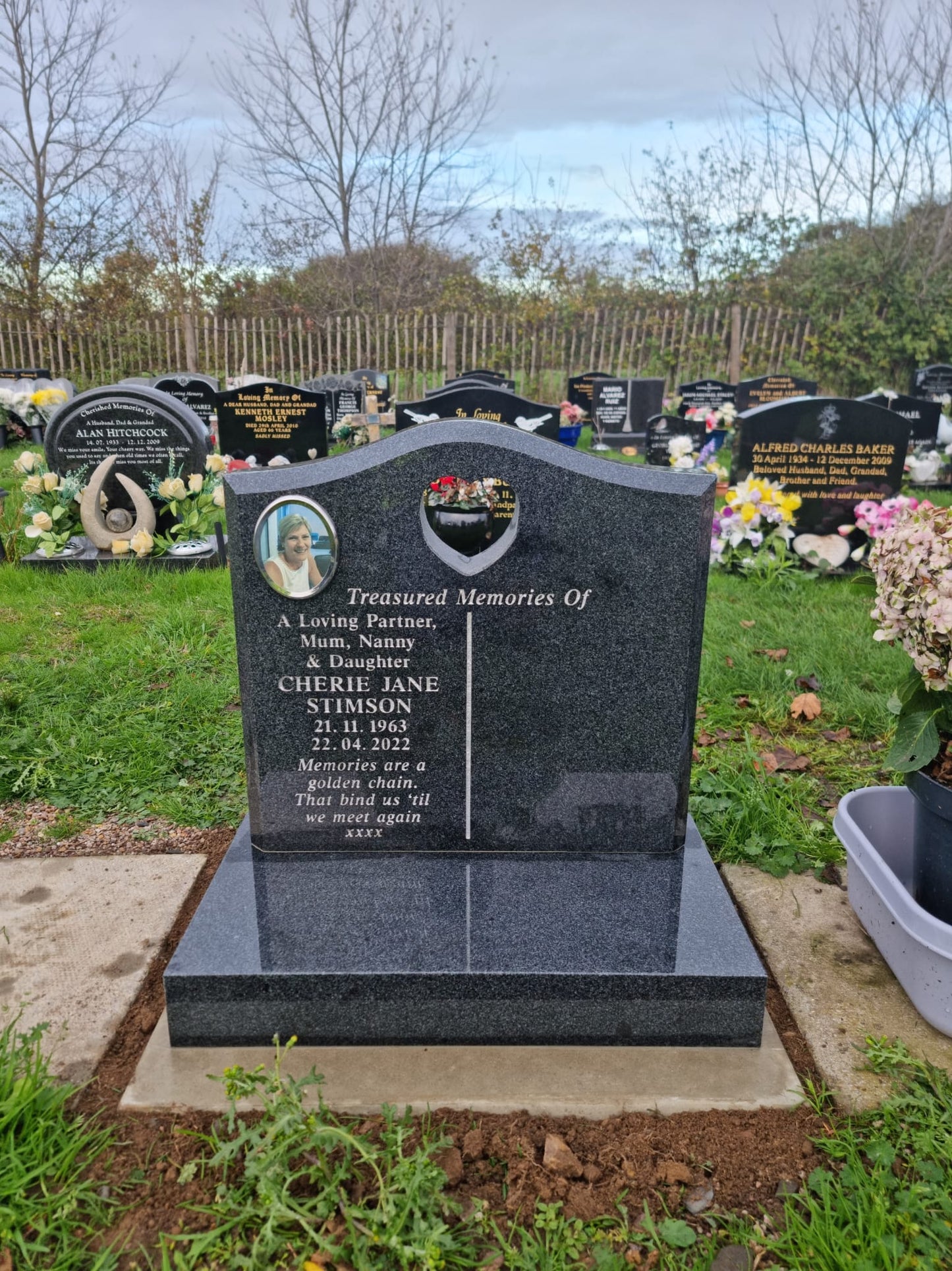 Ogee shaped memorial with optional star design