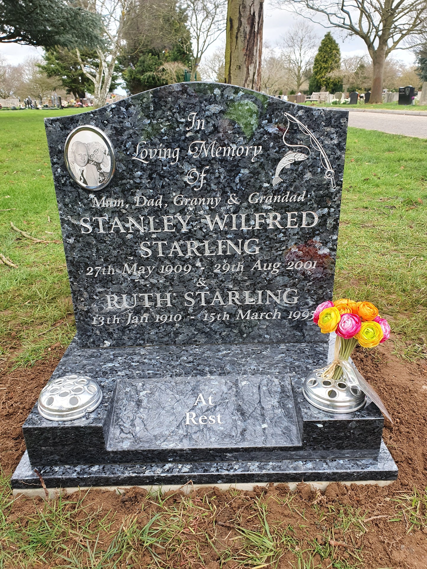 Ogee shaped memorial with optional star design