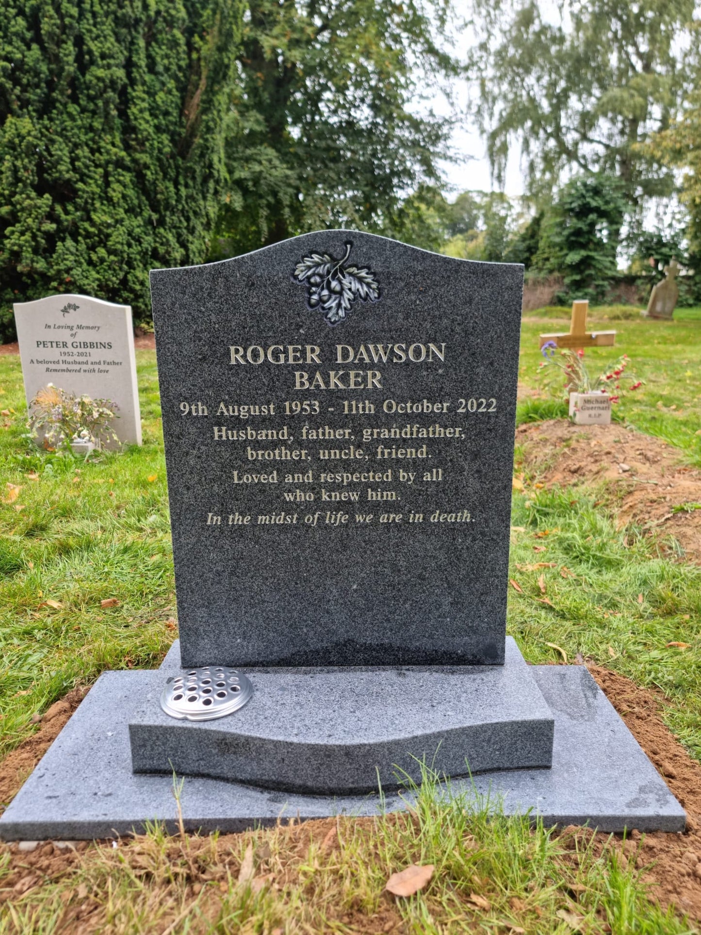 Ogee shaped memorial with optional pin line design