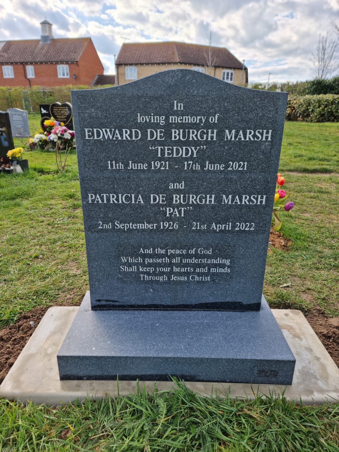 Ogee shaped memorial with optional pin line design