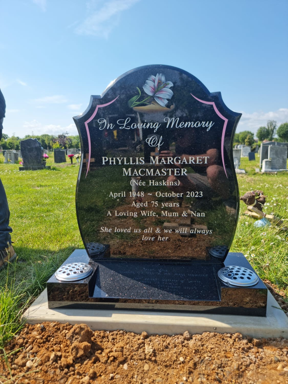 Ogee shaped memorial with shoulders and matching curved base