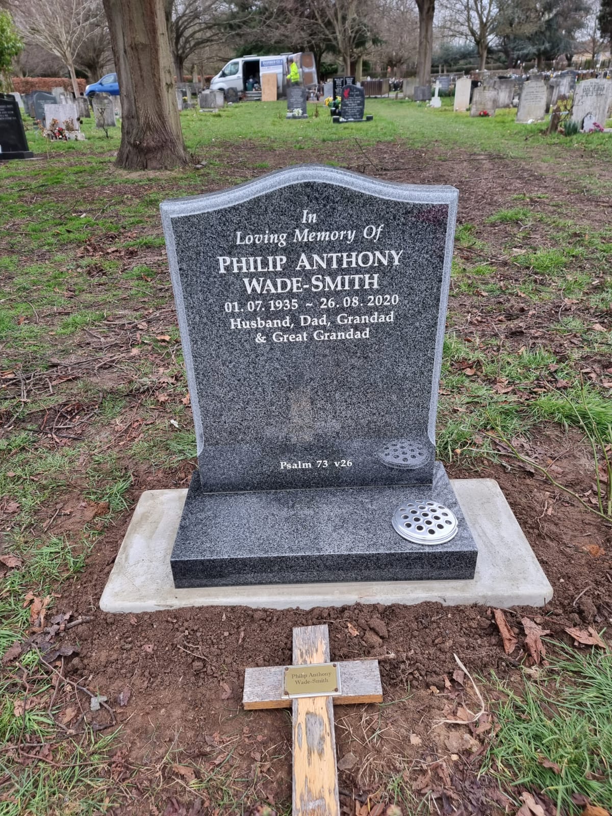 Ogee shaped memorial with optional star design