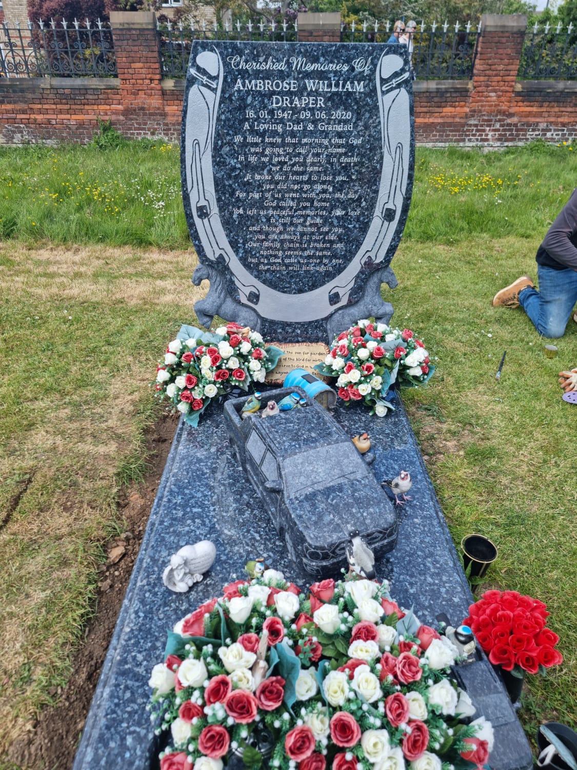 Horse shoe memorial with carved horses and square base