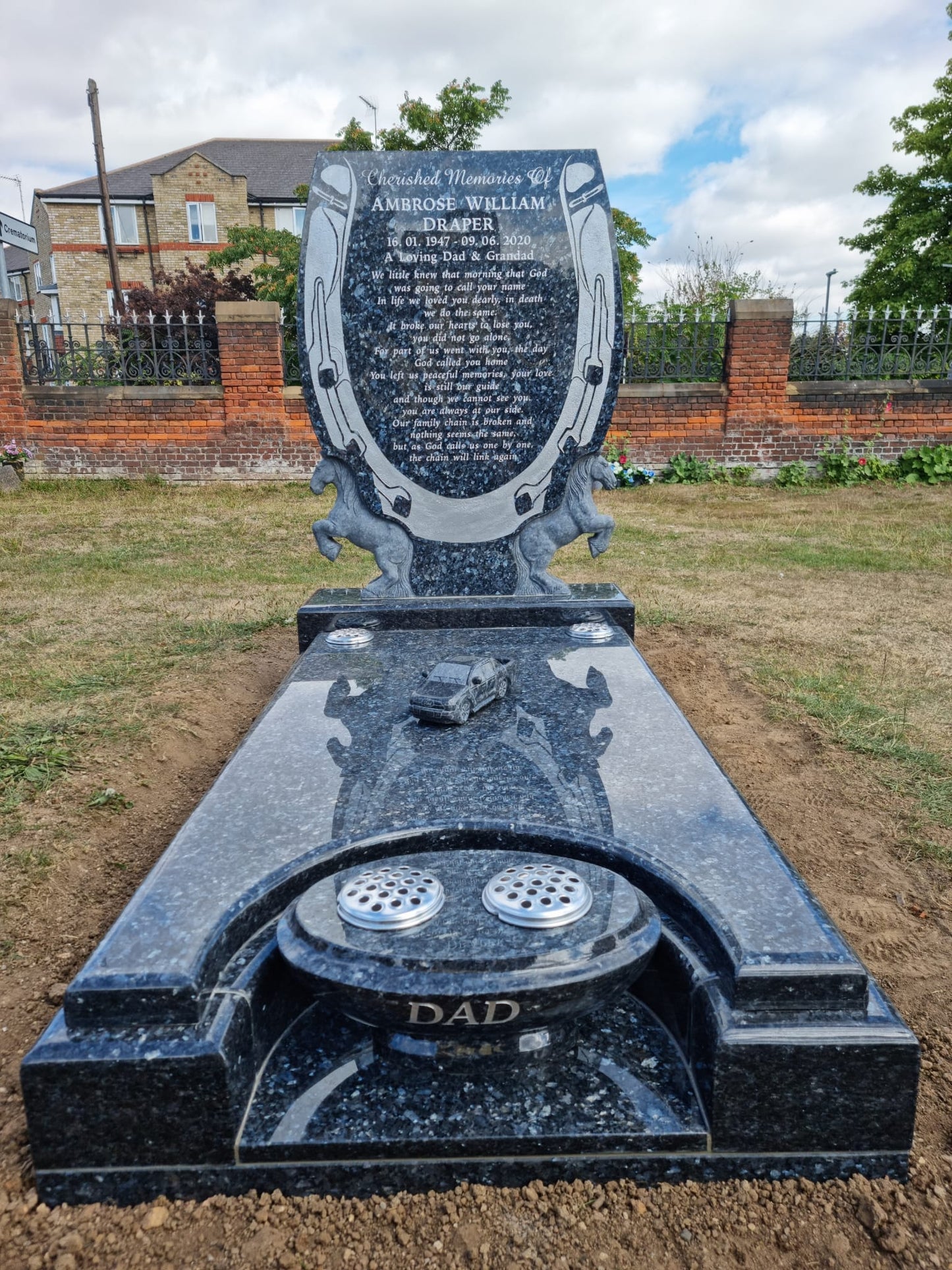 Horse shoe memorial with carved horses and square base