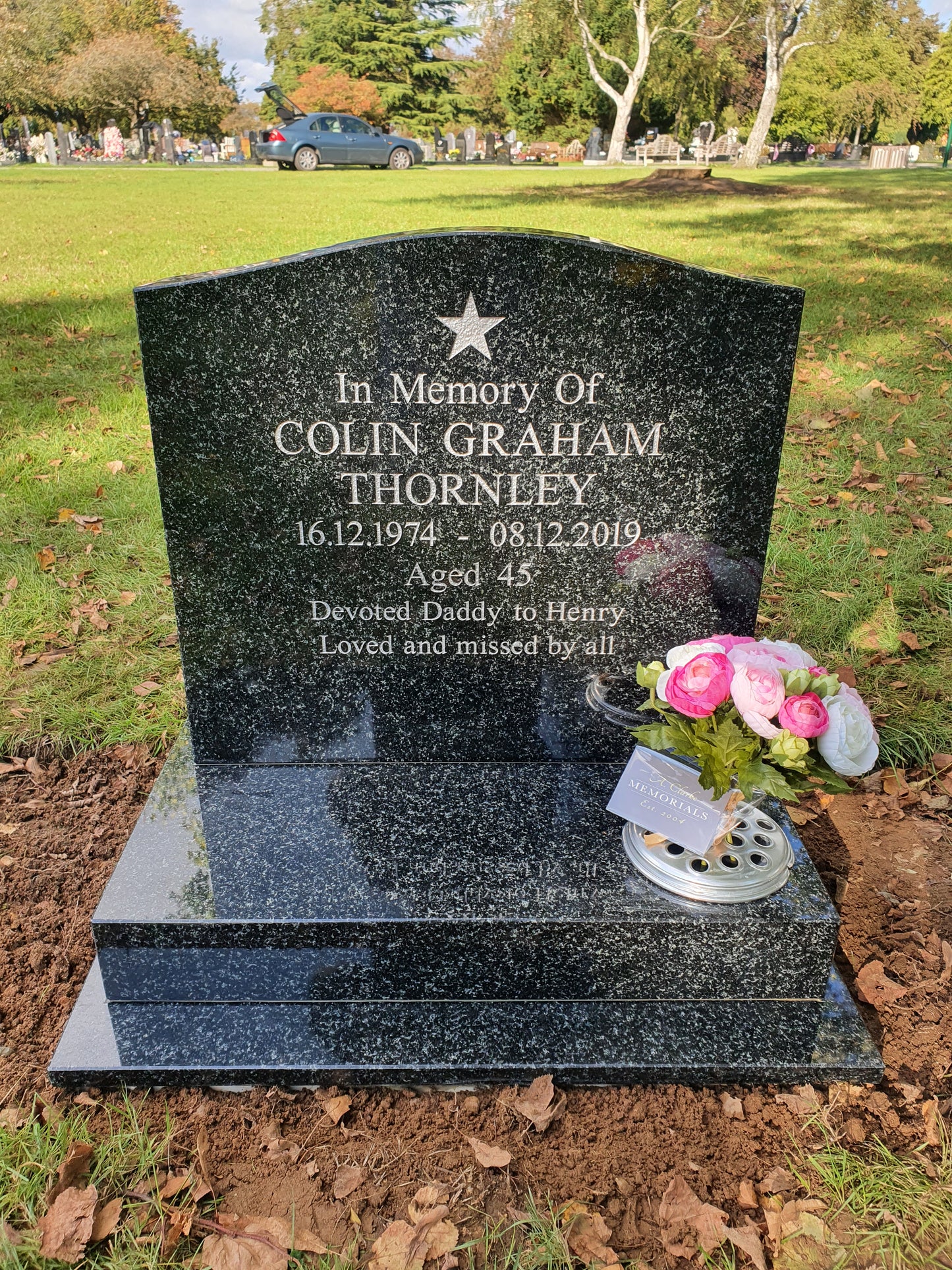 Ogee shaped memorial with optional star design