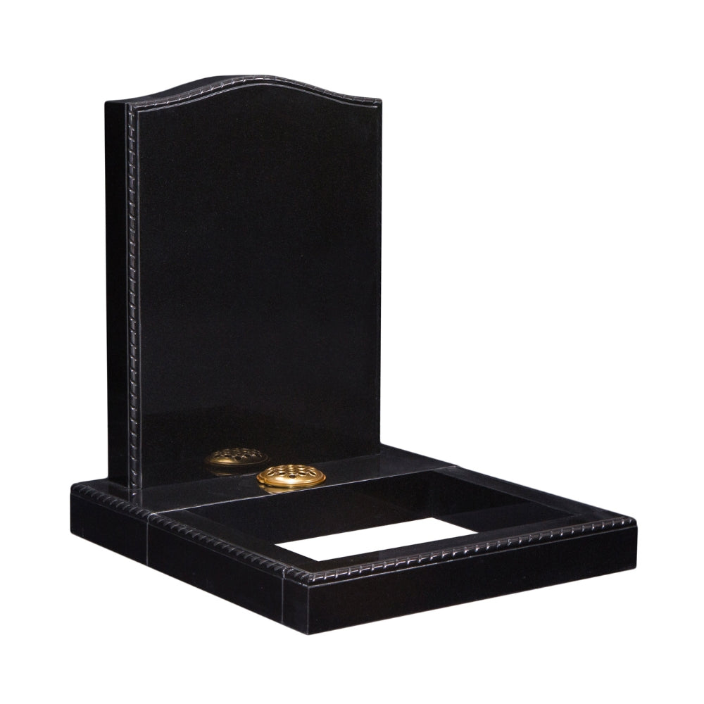 Ogee memorial with rope mouldings with matching base and kerbs