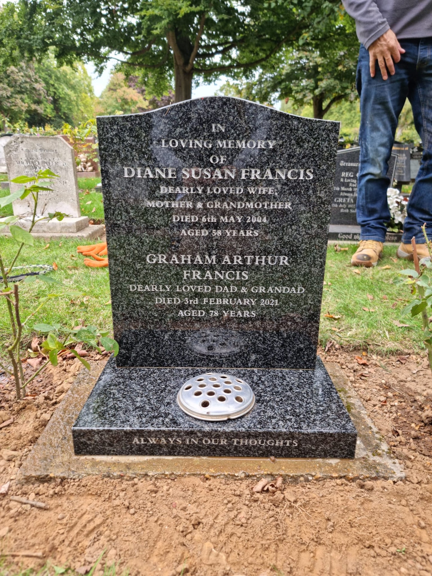 Ogee shaped memorial with optional pin line design