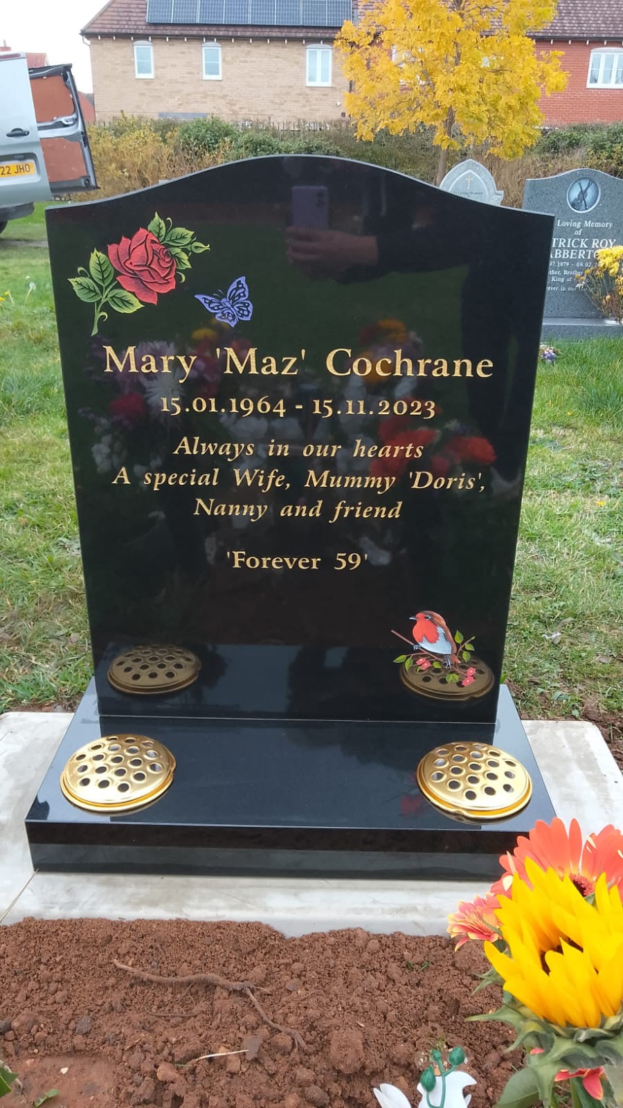 Ogee top memorial with carved roses to shoulders
