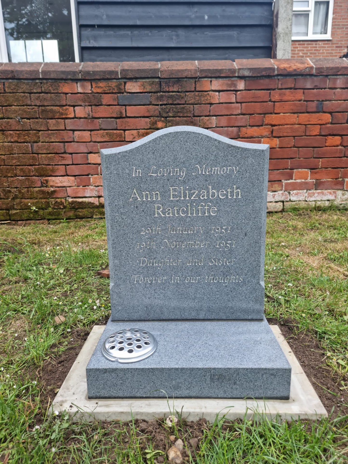 Ogee shaped memorial with optional pin line design