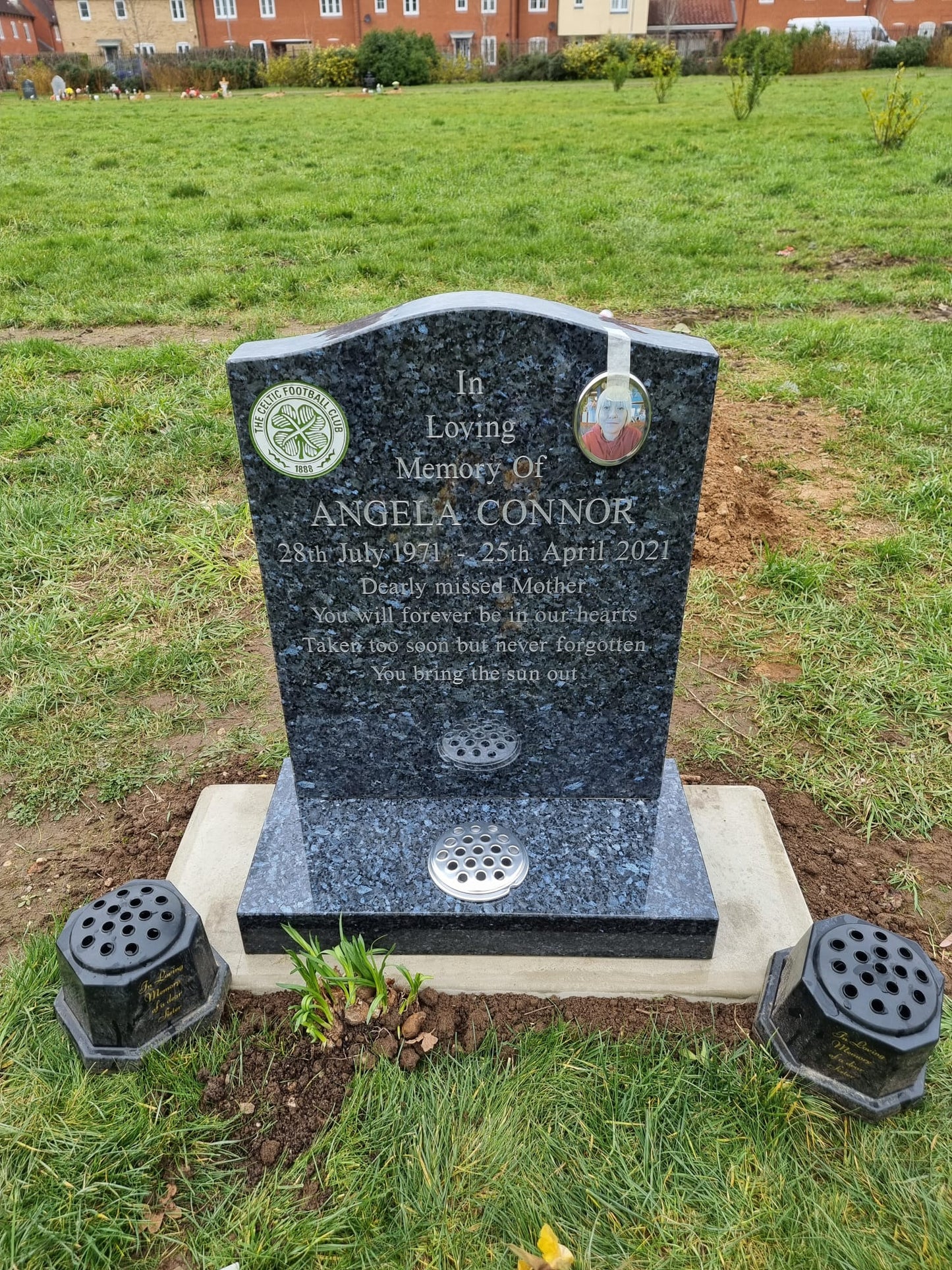 Ogee shaped memorial with optional pin line design