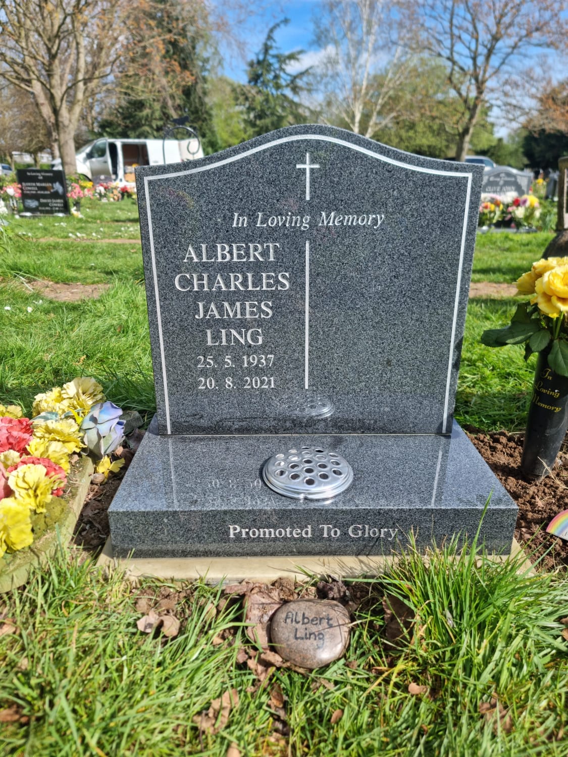 Ogee shaped memorial with optional pin line design