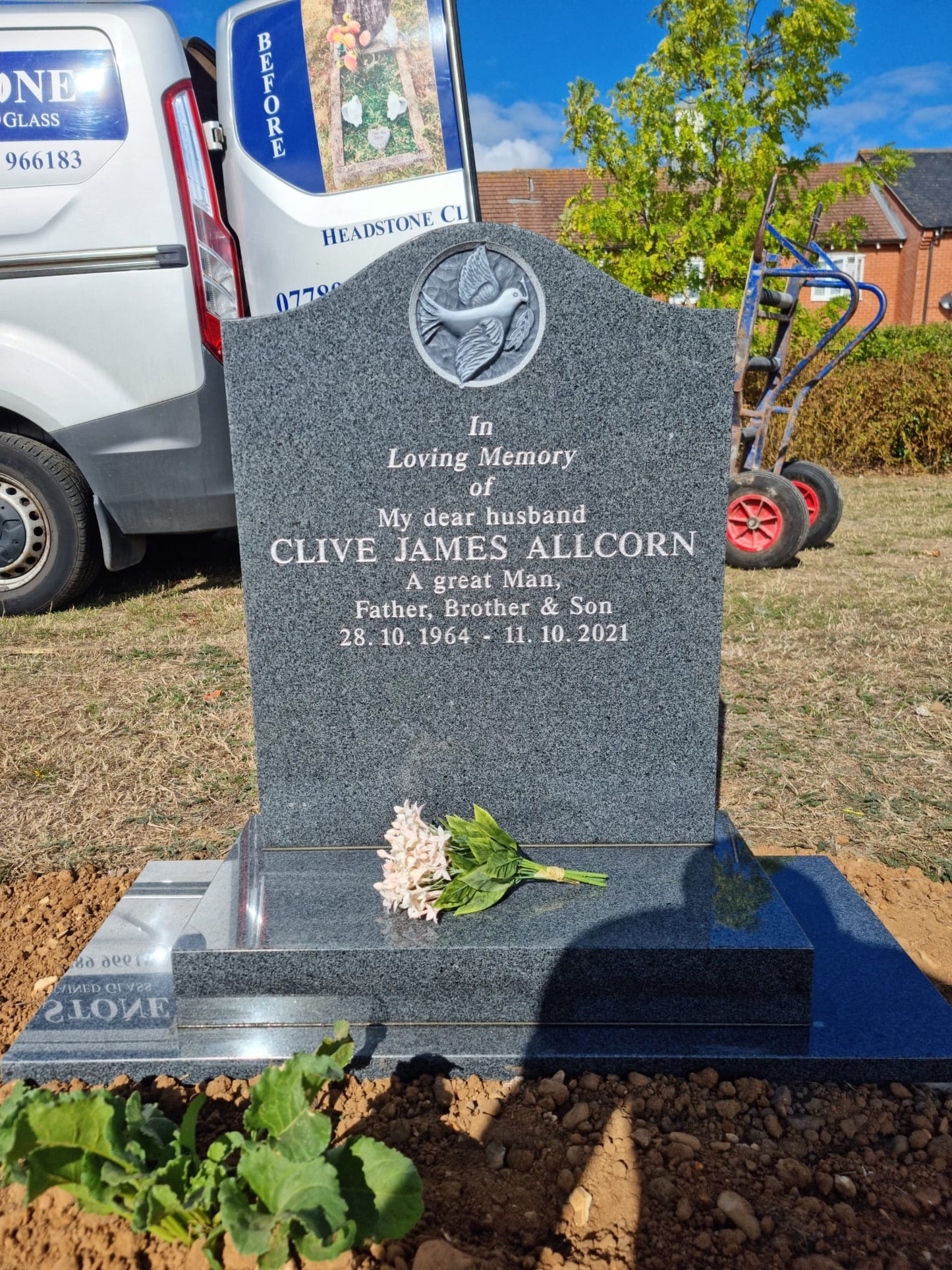 Ogee shaped memorial with optional pin line design