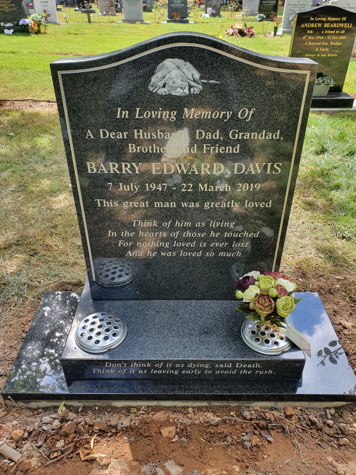 Ogee shaped memorial with optional pin line design