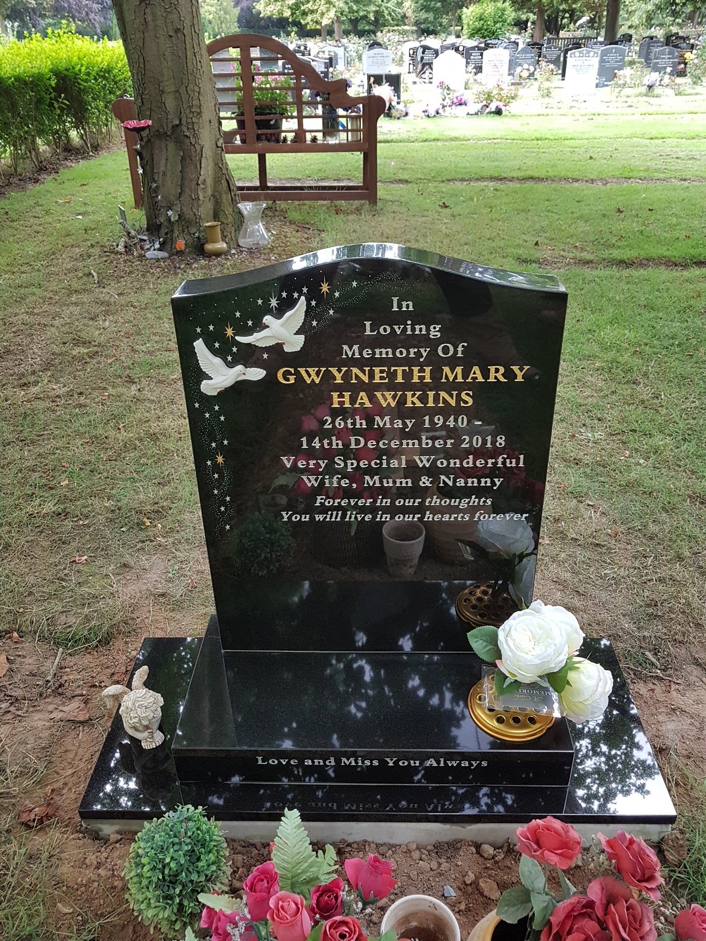 Ogee shaped memorial with optional pin line design