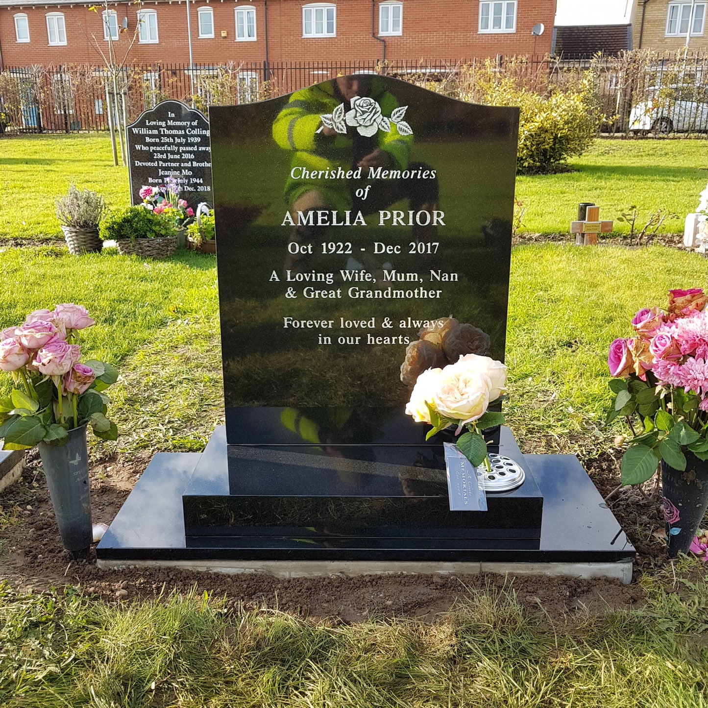 Ogee shaped memorial with optional pin line design