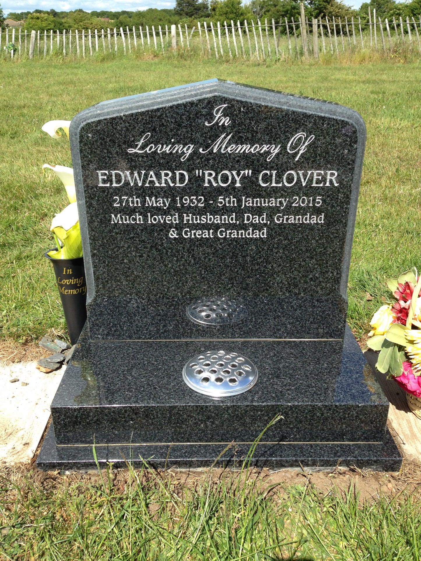 Peon top memorial with sandblasted rose and cross panel
