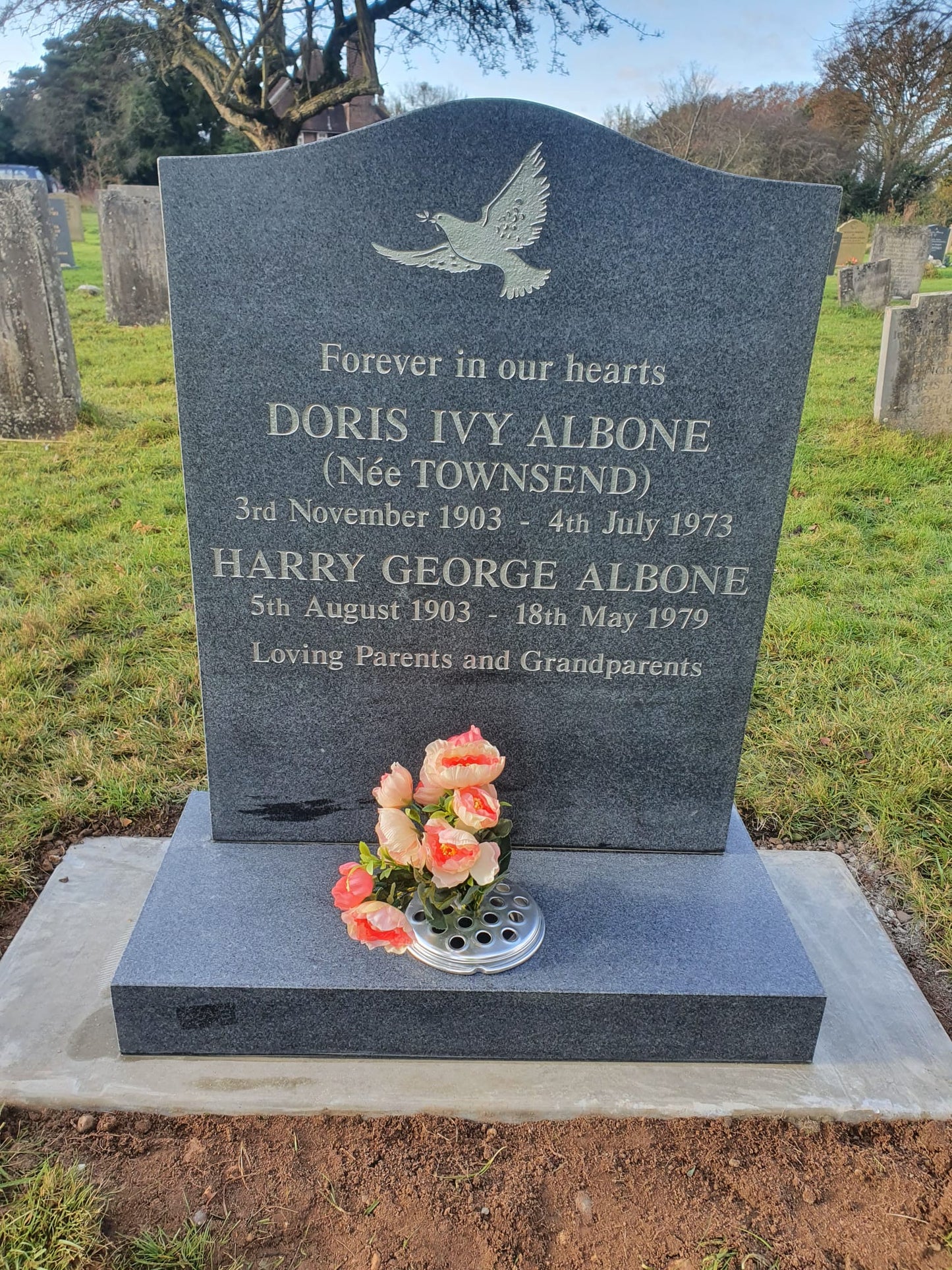 Ogee shaped memorial with optional pin line design