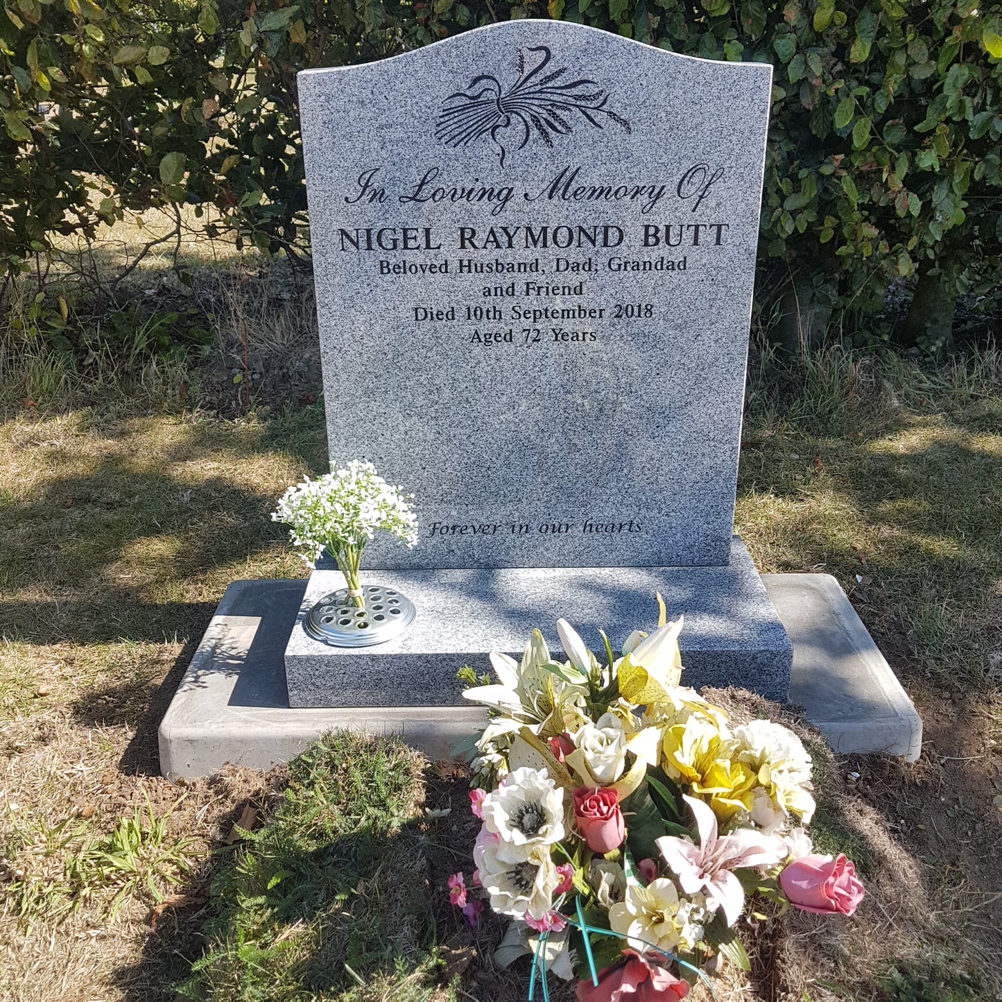 Ogee shaped memorial with optional pin line design