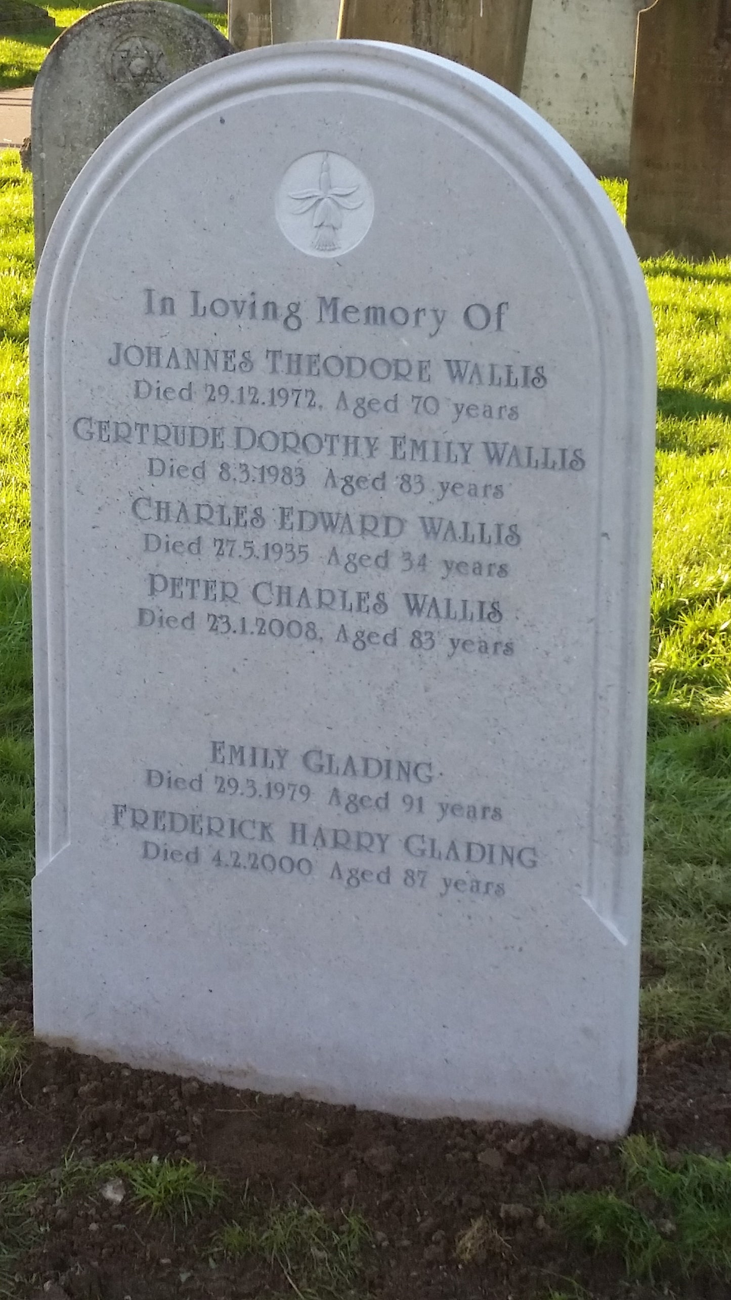 Round top memorial with optional cherub design