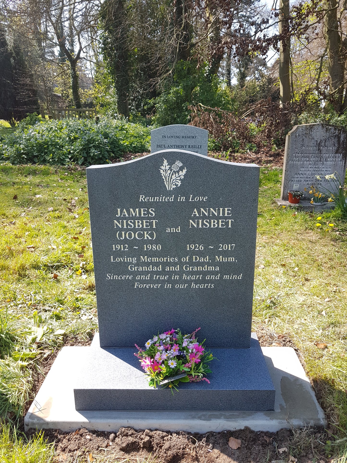 Ogee shaped memorial with optional pin line design