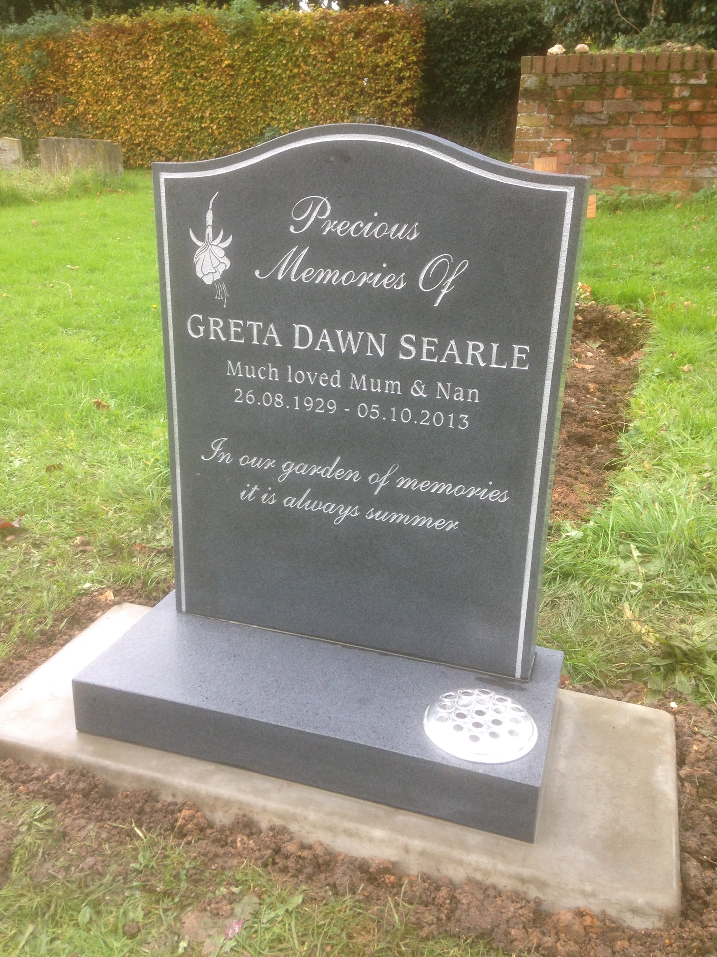 Ogee shaped memorial with optional pin line design