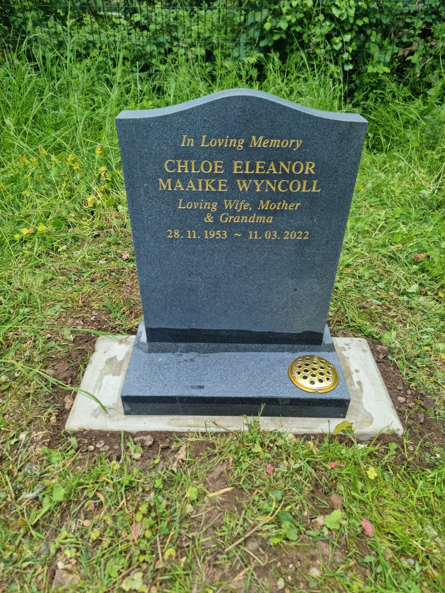 Ogee shaped memorial with optional pin line design