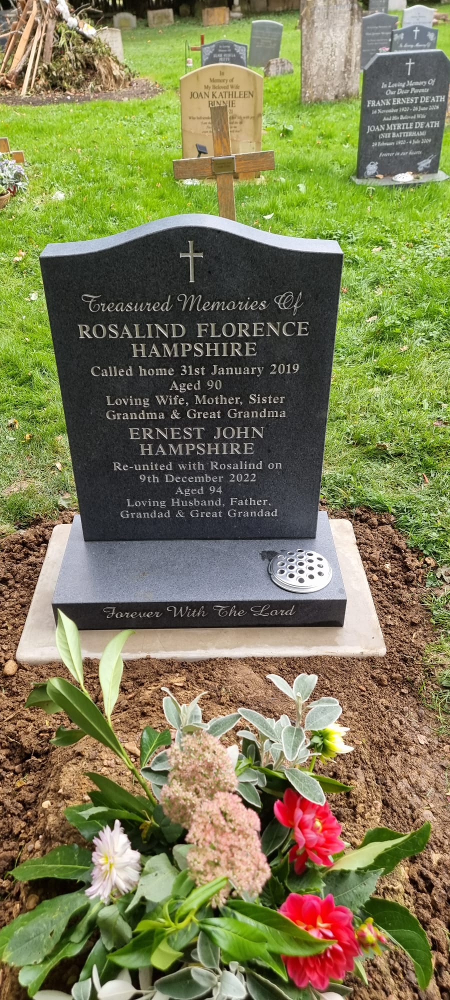 Ogee shaped memorial with optional pin line design