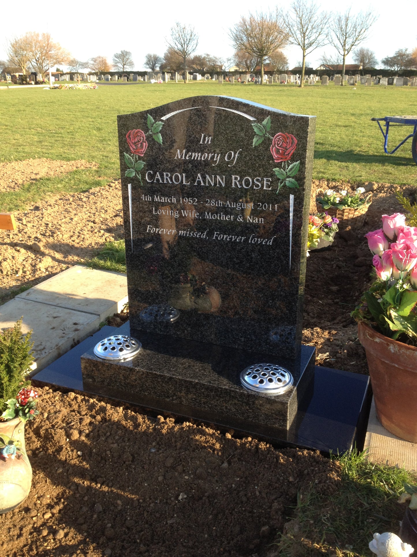 Ogee top memorial with carved roses to shoulders