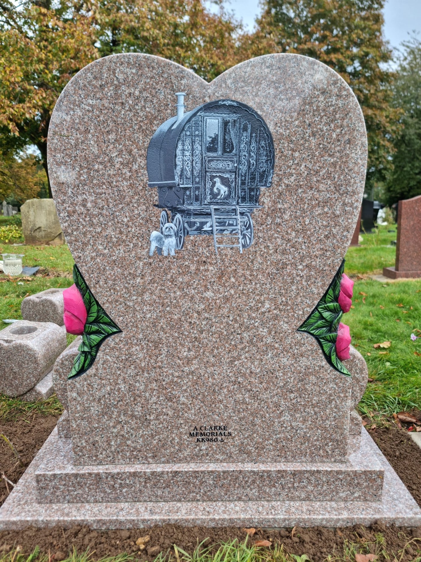 Horse shoe memorial with carved horses and square base